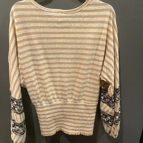 Gimmicks by BKE Beige and Black Patterned Long Sleeve Top - Picture 3 of 4